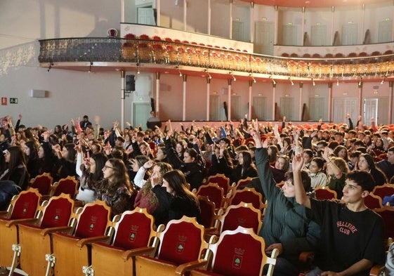 Alumnos presentes durante la clausura del programa celebrada en el teatro Carolina Coronado