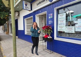 Manoli Alfaro, poco después de conocer que había venido varios décimos de un quinto premio