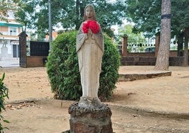 Talla de la Virgen en el interior del parque de la Piedad
