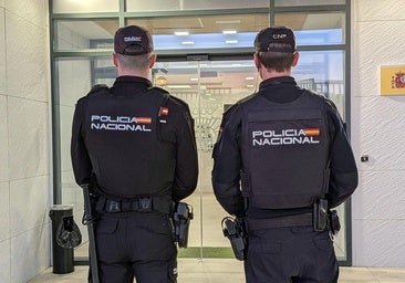 Los policías Sergio y Andrés a las puertas de la Comisaría de Almendralejo