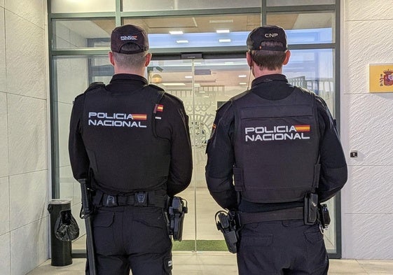 Los policías Sergio y Andrés a las puertas de la Comisaría de Almendralejo