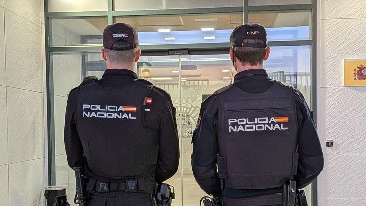 Dos policías de Almendralejo salvan la vida a una persona que se atragantó con un hueso de aceituna