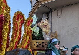 El Rey Gaspar saluada los vecinos que han presenciado el recorrido