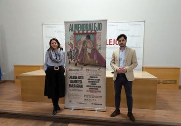 Barragán y De la Viuda junto al cartel que anuncia ambos festejos