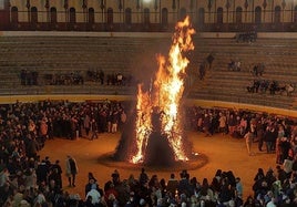 Imagen de la candela oficial en el interior de la plaza de toros en la edición de 2025