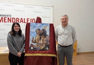 Tamara Rodríguez y Antonio Caballero posan junto al cartel que difundirá la Semana Santa local