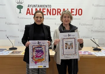 La concejala de Igualdad junto a la autora de la exposición Pilar Fernández.