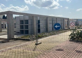 El principal partido de la oposición también denuncia la paralización de las obras del camposanto