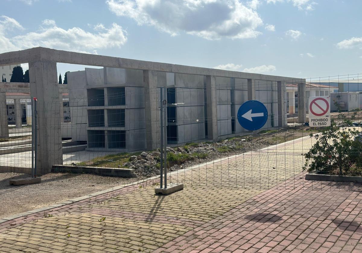 El principal partido de la oposición también denuncia la paralización de las obras del camposanto