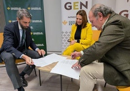 Momento de la firma que ha tenido lugar en las instalaciones de 'La Plaza'