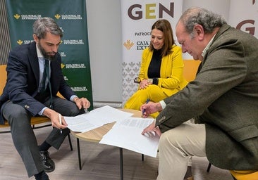 Momento de la firma que ha tenido lugar en las instalaciones de 'La Plaza'