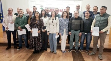 Los nuevos funcionarios junto a responsables municipales