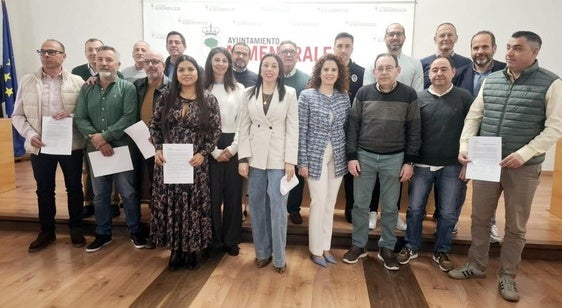 Los nuevos funcionarios junto a responsables municipales