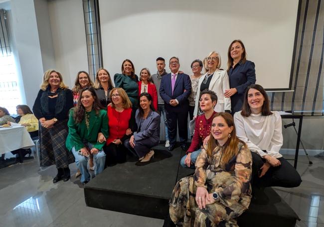 Autoridades políticas y representantes de varias asociaciones junto a los galardonados