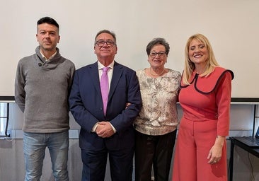 Hurtado, Fernández y Fresno, junto al alcalde, tras recoger sus reconocimientos