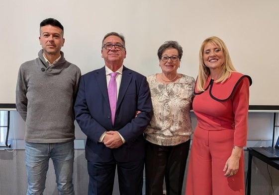 Hurtado, Fernández y Fresno, junto al alcalde, tras recoger sus reconocimientos