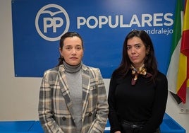 Adora, junto a la concejala Isabel Cortés, tras la comparecencia ante los medios