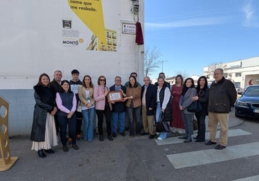 Responsables políticos, amigos y familiares posan bajo la nueva placa que da nombre a la calle