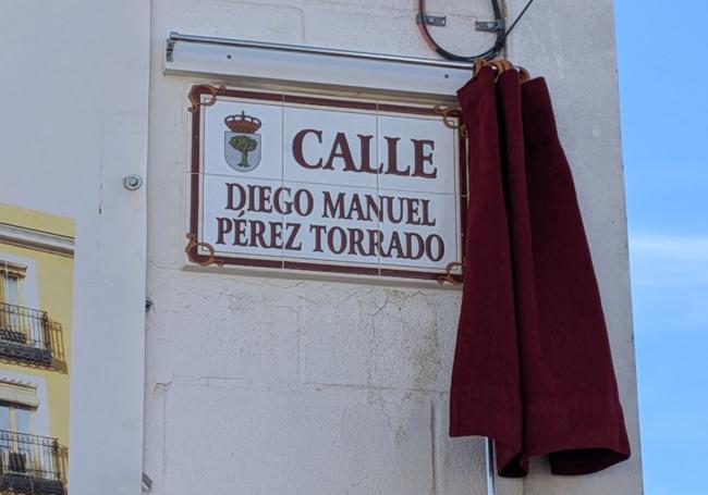 Detalle de la placa colocada al principio de la calle