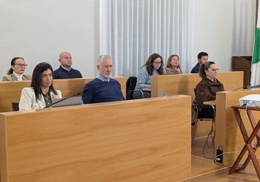 Bancada de los grupos de la oposición durante el último pleno