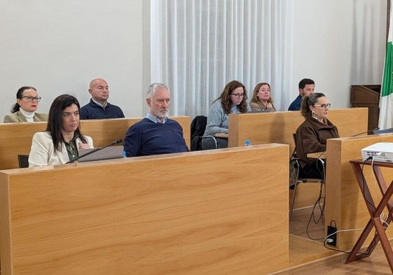 Bancada de los grupos de la oposición durante el último pleno