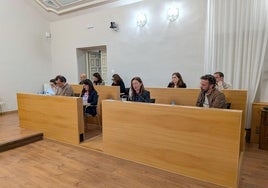 Bancada del equipo de Gobierno en el salón de plenos durante la última sesión