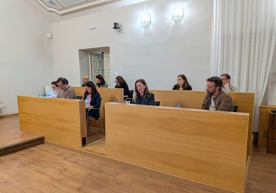 Bancada del equipo de Gobierno en el salón de plenos durante la última sesión