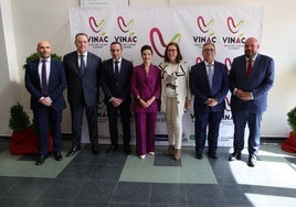 Las autoridades presentes en la inauguración posan ante la prensa