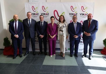 Las autoridades presentes en la inauguración posan ante la prensa