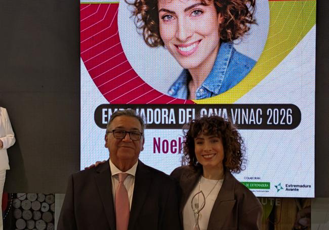 La actriz local Noelia Marló junto al alcalde tras recoger su galardón