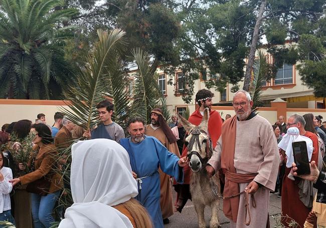 Salida de La Borriquita del patio del colegio San Roque en la pasada Semana Santa