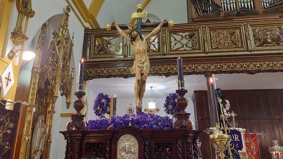 El Cristo del Amparo en el interior de Los Padres a la espera de su salida procesional