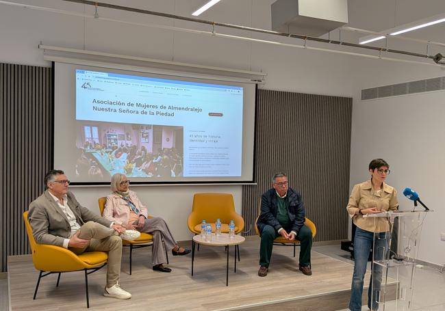 La presentación contó con la presencia tanto del alcalde como de la presidenta de Diputación