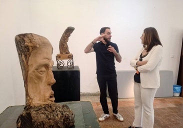 El artista, junto a la concejala Josefina Barragán, el día de la inauguración