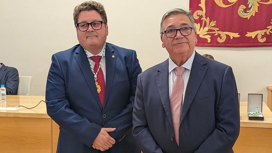Antonio Fernández, nuevo edil socialista, junto al alcalde tras su toma de posesión