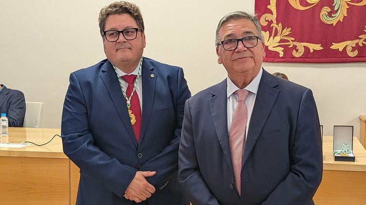 Antonio Fernández, nuevo edil socialista, junto al alcalde tras su toma de posesión