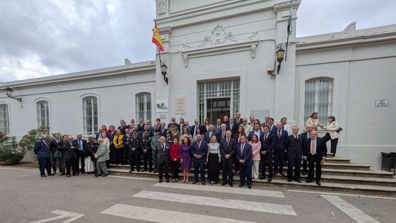 Foto conjunta de los asistentes antes del acto celebrado en la ciudad