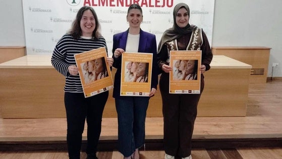 La concejala Isabel Ballesteros, en el centro, junto a dos mediadoras