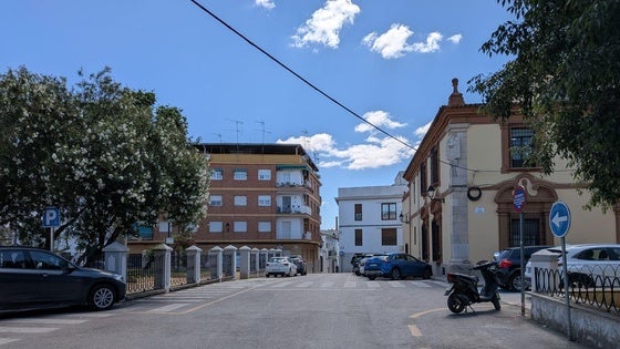 Tramo de la calle, con el colegio a la derecha, que será renombrado