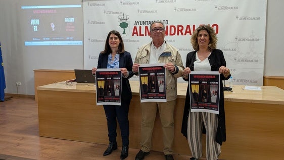 El alcalde, junto a la edil de Festejos y la representante de la promotora