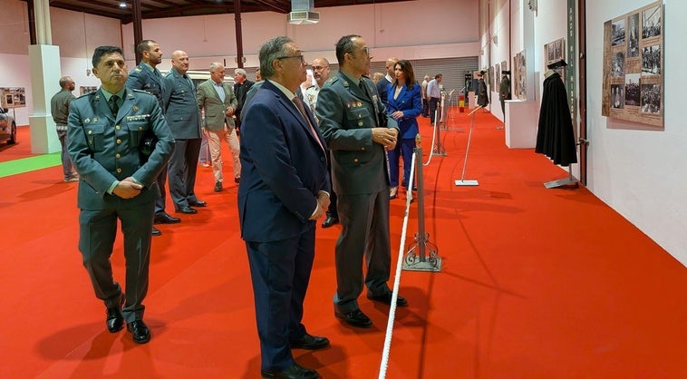 Las autoridades han visitado la muestra durante esta primera jornada