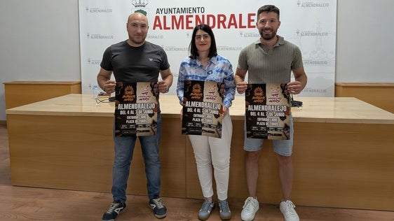 Tamara Rodríguez, edil de Festejos, junto a los promotores del evento de hamburguesas