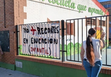 Pancarta reivindicativa colocada sobre el cerramiento del centro