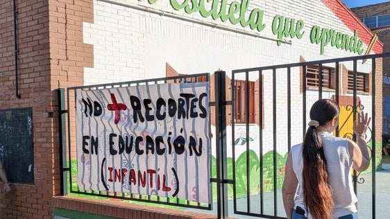 Pancarta reivindicativa colocada sobre el cerramiento del centro