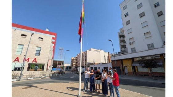 La bandera arcoíris luce ya en la plaza de Extremadura