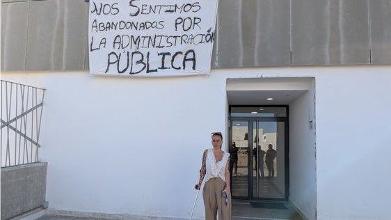 Virginia Palacio, presidenta de la comunidad, a las puertas del acceso principal a estas viviendas