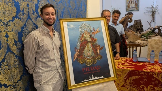 Miguel Ángel Ortiz, junto al cartel representativo de este año