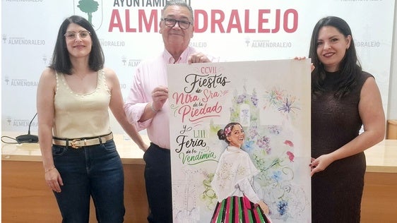 Flores, a la derecha, junto al alcalde y la edil de Festejos