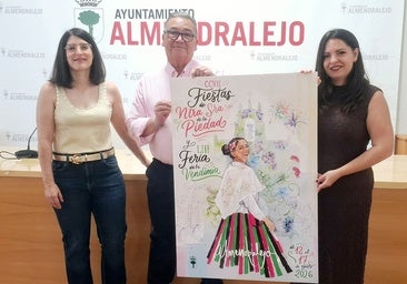 Flores, a la derecha, junto al alcalde y la edil de Festejos