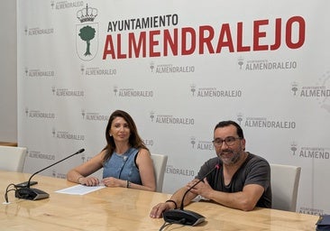 Galavís, junto a la concejala de Cultura, durante la presentación del taller